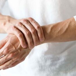 درد مفاصل از دیدگاه طب سنتی ایرانی؛ علت‌ها، علائم و بهترین روش‌های درمان خانگی